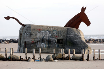 Blavand  Daenemark  Bunker von Hitlers Atlantikwall ironisiert mit Pferdekopf und Pferdeschwanz