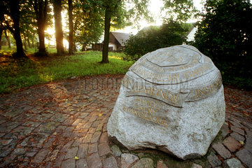 Gedenkstein auf dem frueheren evangelischen Friedhof in Leba  Polen