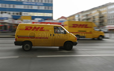 Berlin  Deutschland  Lieferwagen von DHL auf der Strasse