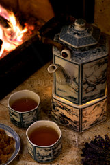 Nauen  Deutschland  eine Teezeremonie am Kamin