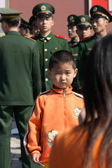 Peking  kleiner Junge wird vor Soldaten fotografiert