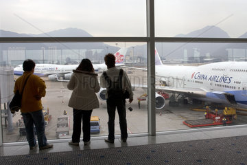 Hong Kong  Passagiere blicken auf Maschinen der China Airlines