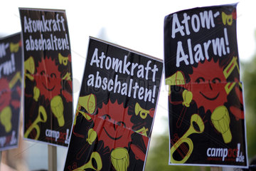 Berlin  Deutschland  Schilder mit den Aufschriften: Atom-Alarm! und Atomkraft abschalten!