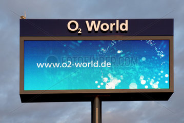 Berlin  Standortwerbung fuer die Firma 02 World