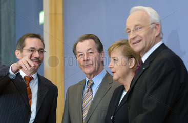 Platzeck und Muentefering (beide SPD)  Merkel (CDU) und Stoiber (CSU)  Berlin