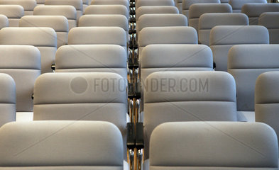 Stuhlreihen in einem Saal