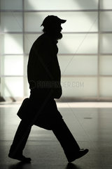 Berlin  Deutschland  Silhouette eines Mannes mit Aktentasche