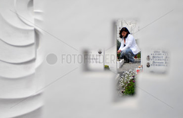 Italien  Frau auf dem Friedhof von Laas