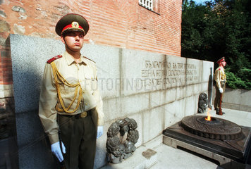 Bulgarische Soldaten am Ehrenmal eines unbekannten Soldaten in Sofia