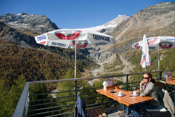 Alp Gruem  Schweiz  Bahnhofscafe mit Blick auf den Gletscher am Piz Palue