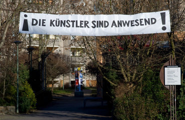 Berlin  Deutschland  Transparent mit der Aufschrift -Die Kuenstler sind anwesend-