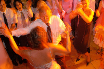 Gaeste tanzen ausgelassen auf einer Hochzeit
