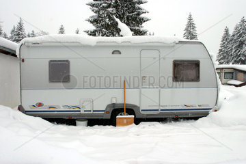 Wintercamping auf dem Campingplatz Grainau bei Garmisch-Partenkirchen.