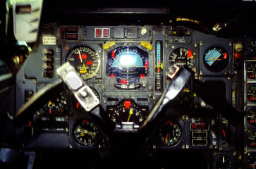 Das Cockpit einer Concorde der British Airways.