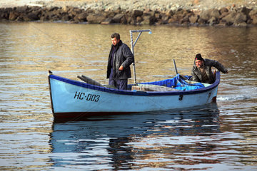 Nessebar  Maenner in einem Fischerboot