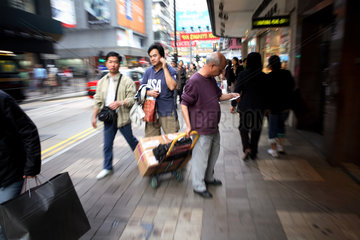 Hong Kong  ein Paketzusteller sucht die richtige Adresse