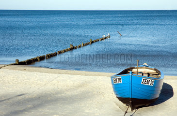Zinnowitz  Deutschland  kleines Fischerboot am Strand von Zinnowitz auf Usedom