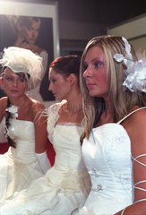 Als Braeute verkleidete Studentinnen bei einer Hochzeitsmesse in Posen (Poznan)  Polen
