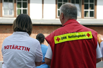 Hoppegarten  Deutschland  Notaerztin und Rettungssanitaeter des DRK stehen nebeneinander