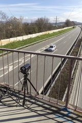 Mobile Radarkontrolle ueber der Autobahn