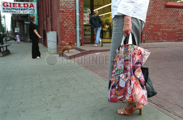 Poznan  Frau mit Einkaufstuete vor einem Supermarkt