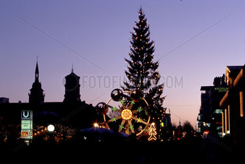 Weihnachtsmarkt in Stuttgart - im Hintergrund die Tuerme der Stiftskirche  dem Stuttgarter Wahrzeichen