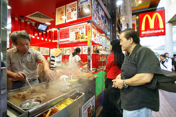 Hong Kong  traditioneller Strassenimbiss und McDonalds Werbung