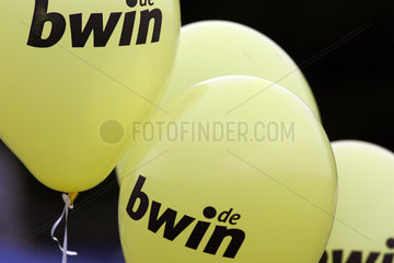 Dresden  Deutschland  Schriftzug des Wettanbieters bwin auf gelben Luftballons