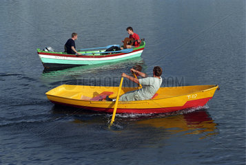Zwei Ruderboote auf einem See in Trakai  Litauen