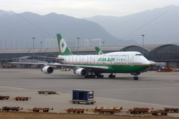 Hong Kong  Maschine der EVA AIR auf dem Rollfeld des Flughafen Chek Lap Kok