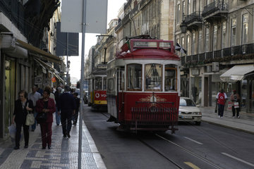 Tram in der Altstadt von Lissabon