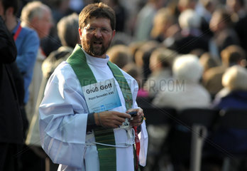 Berlin  Deutschland  ein Priester bei der Papstmesse im Berliner Olympiastadion