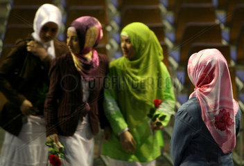 Berlin  Muslimin mit Kopfbedeckung