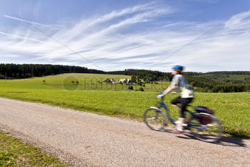Radlerin auf dem Schwarzwald Panorama Radweg