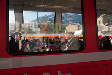 St. Moritz  Schweiz  Touristen im Bernina Express