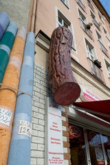 Berlin  Deutschland  lebensgrosse Wurst an einem polnischen Delikatessengeschaeft