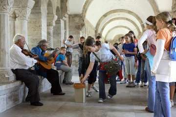 Kinder geben Musikern Geld in der Fischerbastei im Burgviertel von Budapest
