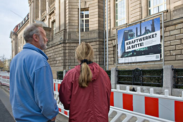 Berlin  Deutschland  Plakat des BMWi wirbt mit dem Motto Kraftwerke? Ja Bitte!