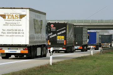Mehrere Lkws hintereinander auf der Autobahn bei Leipzig