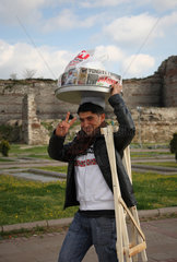 Istanbul  Tuerkei  Portrait eines Strassenhaendlers