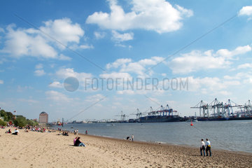 Hamburg  Deutschland  Hafen bei Oevelgoenne und Strand am Elbufer