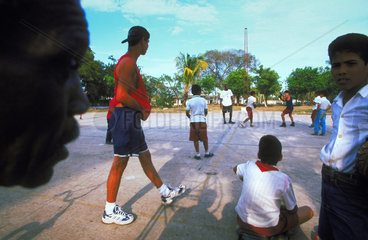 Zuschauer beim Boxtraining der Kinder auf Kuba