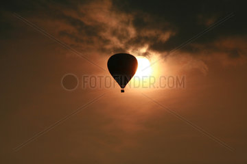 Kiel  Deutschland  die Silhouette eines Heissluftballons