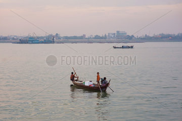 Phnom Penh  Kambodscha  ein Fischerboot auf dem Mekong vor der Skyline Phnom Penhs