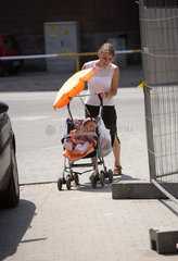 Posen  Frau mit Kinderwagen