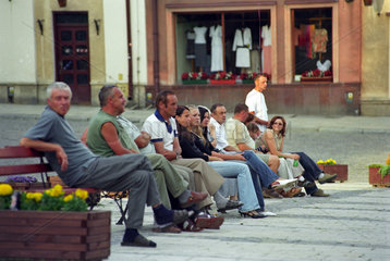 Menschen am Alten Markt in Sandomierz  Polen