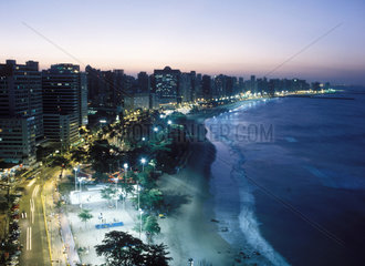 Die abendliche Stadt Fortaleza in Brasilien