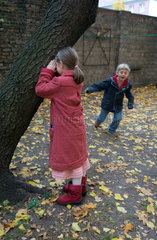 Berlin  Deutschland  Kinder spielen verstecken