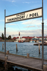 Timmendorf auf der Insel Poel  Hafenschild mit Leuchtturm und Hafen im Hintergrund