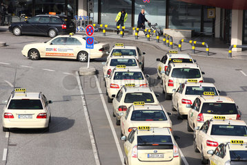 Berlin  Deutschland  Taxistand am Flughafen Tegel